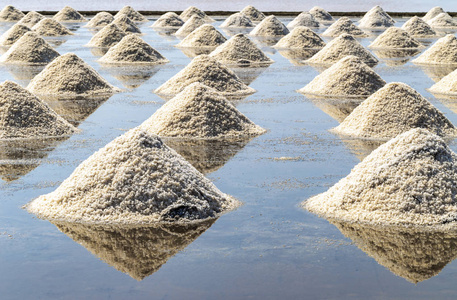 蒸发海水中的原盐或一堆盐;泰国碧武里省的池塘